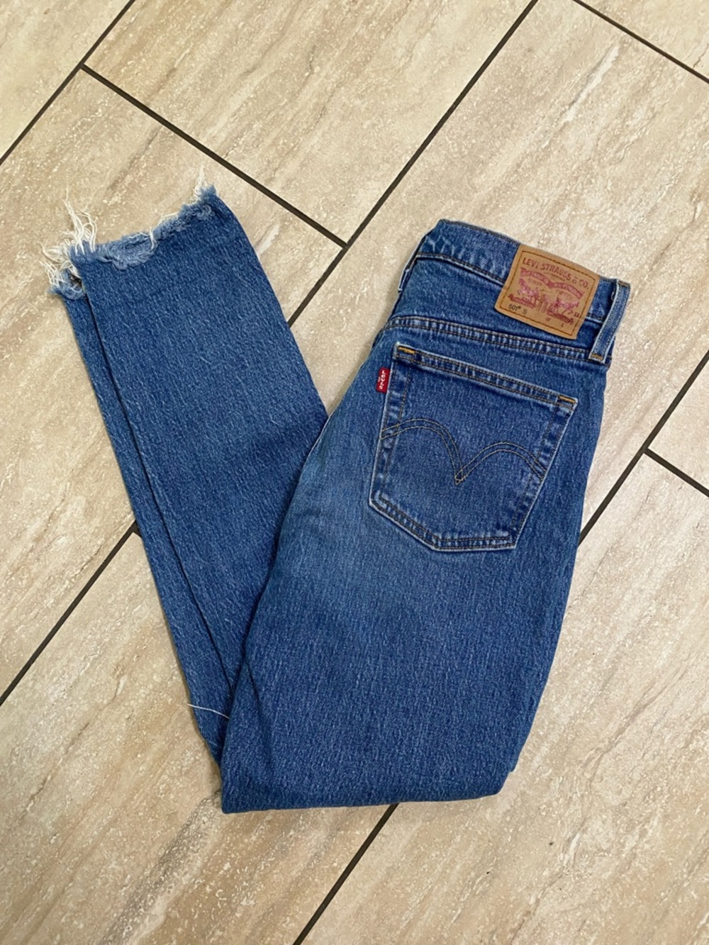 Levi's High-Rise Straight Jeans in Dark Blue with Frayed Hem